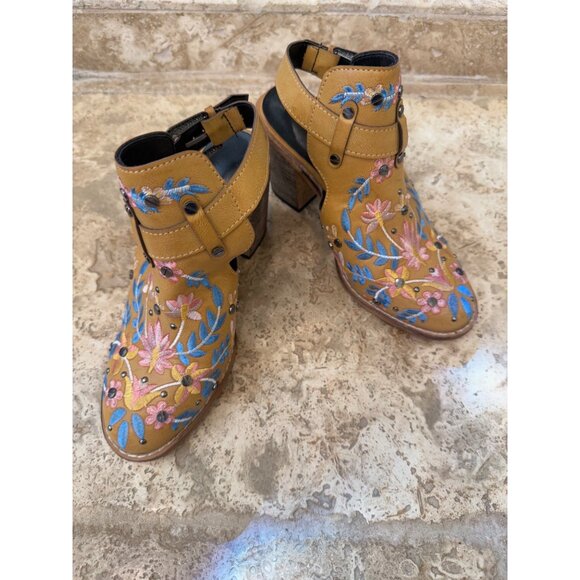 Womens Embroidered Floral Tan Heeled Sandals With Stud Accents & Adjustable Stra - Picture 1 of 10